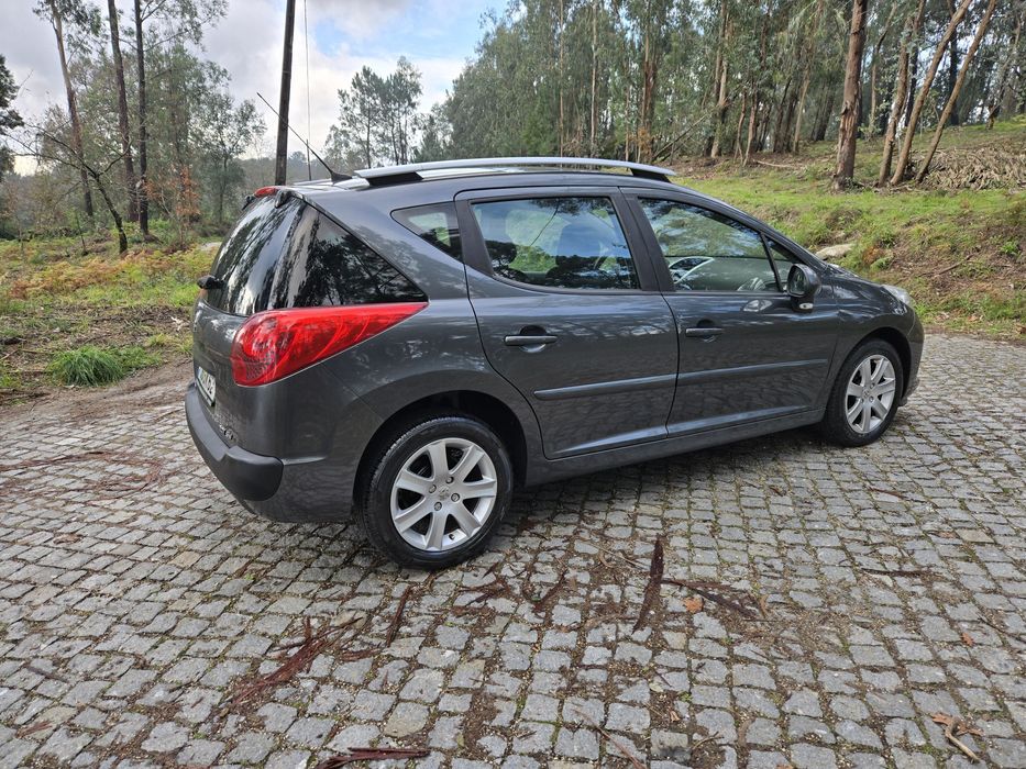 Teto panorâmico, distribuição trocada; registro de revisões na marca.