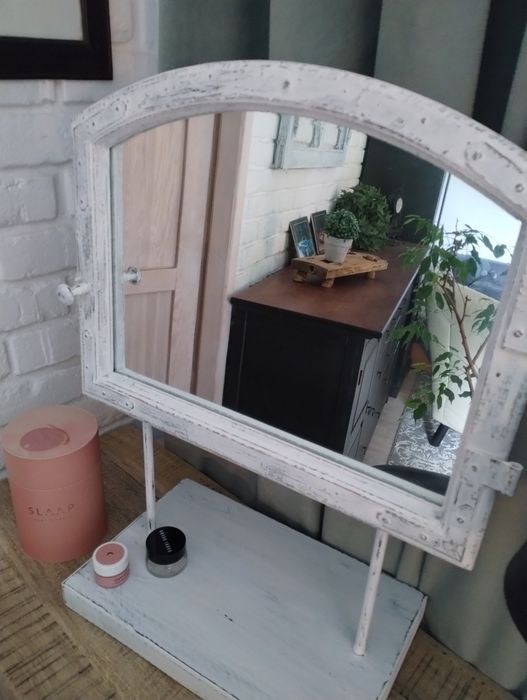 Lustro w antycznym oknie na podstawie