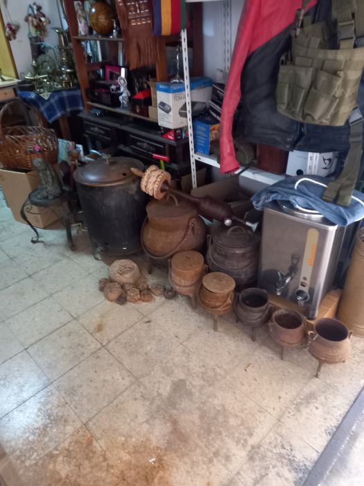 Antiguidades e velharias.