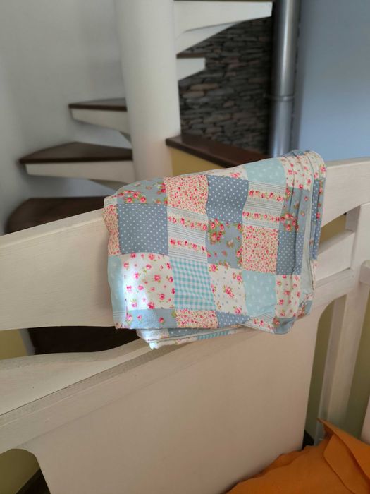 Berço com colchão, kit de proteção e saco para edredom igual.