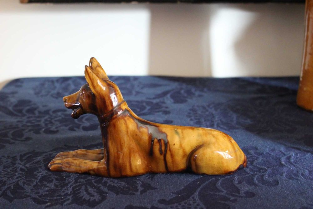 Cão deitado, escultura em faiança portuguesa de Barcelos