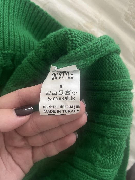 Теплий зелений светр