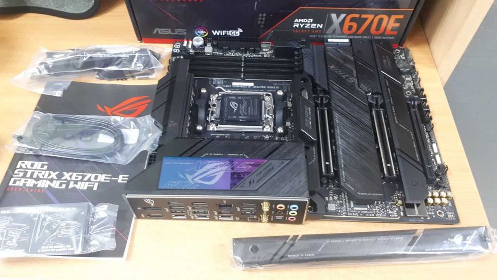 Материнська плата Asus ROG Strix X670E-E Gaming WiFi