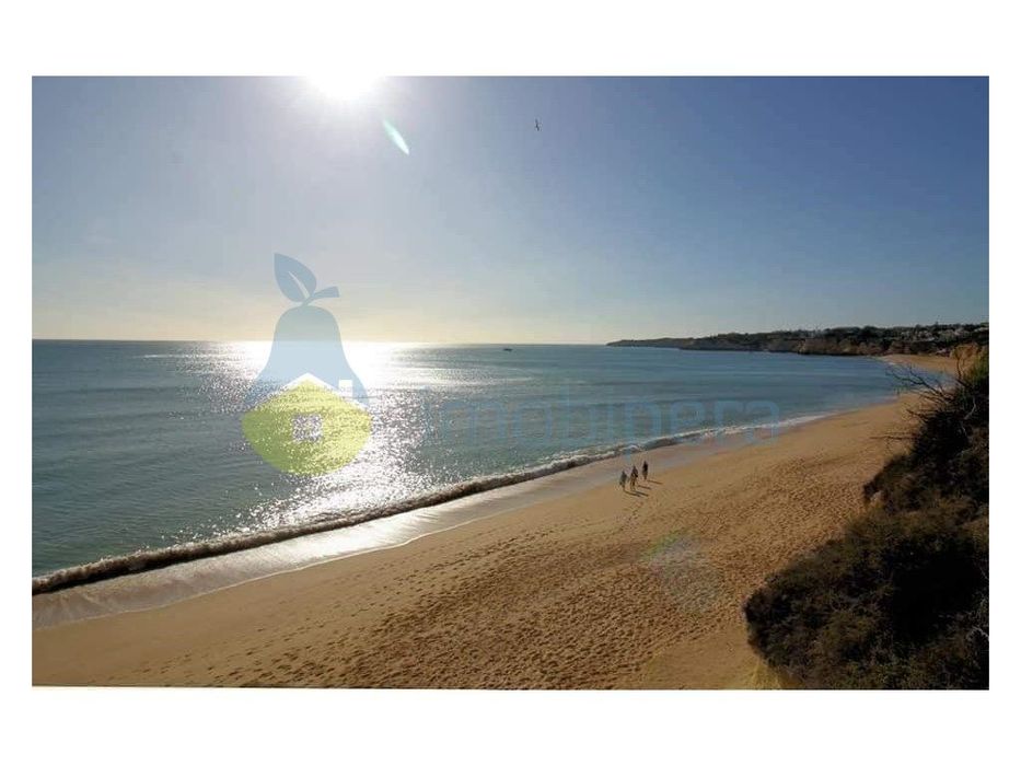 Simpático apartamento T2 renovado para venda em Armação de Pêra a 1...