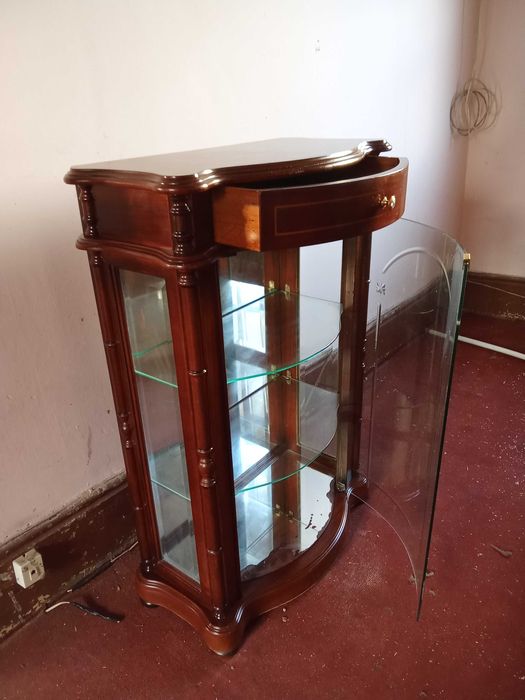 vendo assessórios  como novos para casa + colchão  grande + vitrine