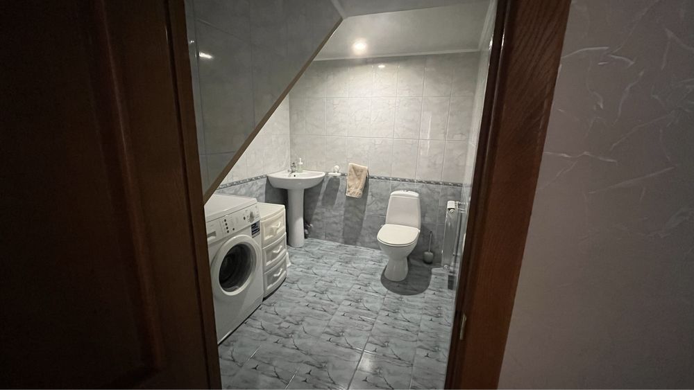 Будинок на березі річки