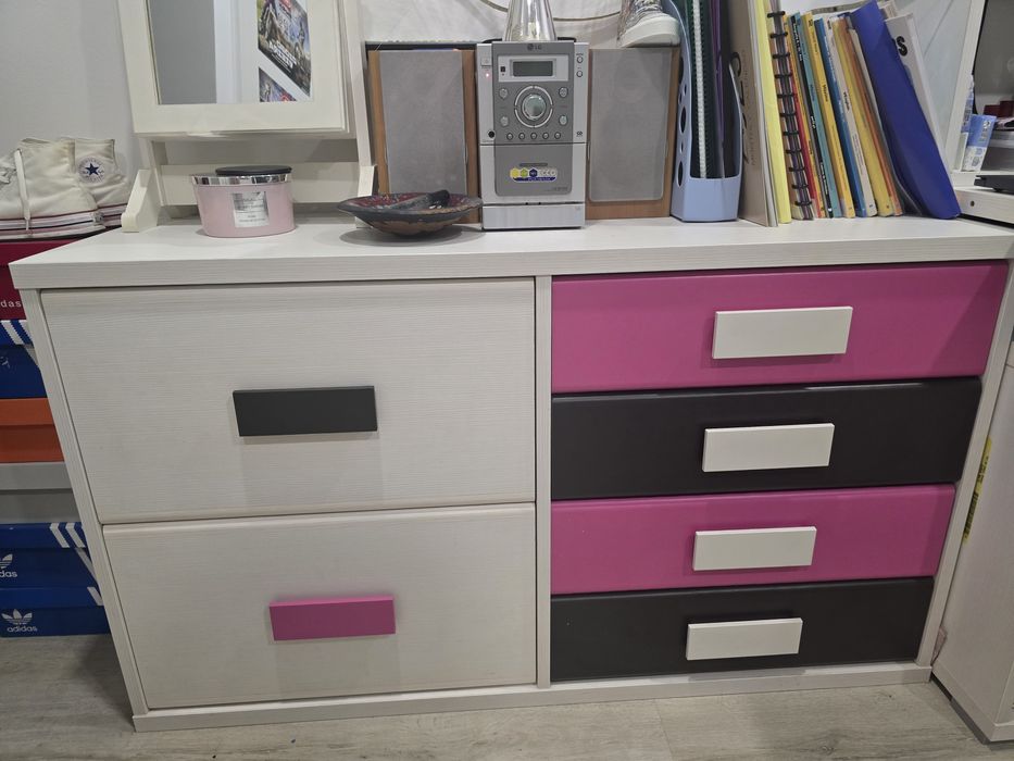 Mobilia de solteiro com 2 camas (uma tipo gaveta que fecha quando nao