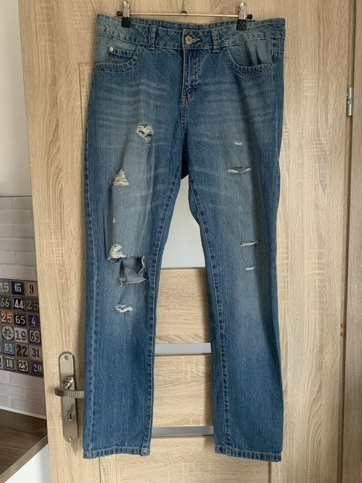 Niebieskie jeansy z przetarciami Esmara