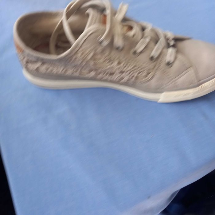 Damskie sneakersy MUSTANG w rozmiarze 40.