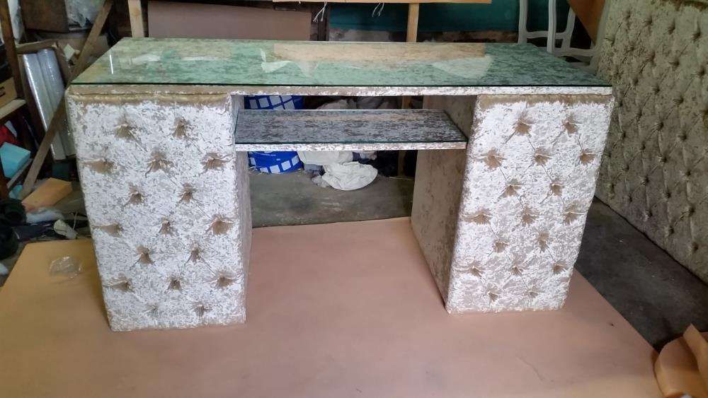 Mesa de Manicure capitonê Veludo brilhante, 140x50cm altura80cm