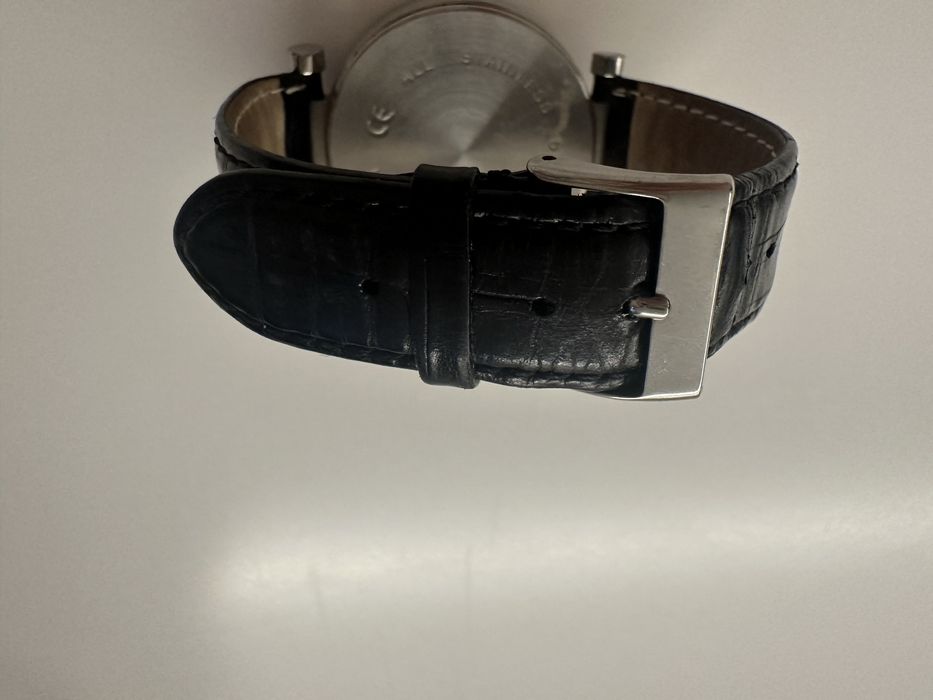 Relógio com pulseira preta