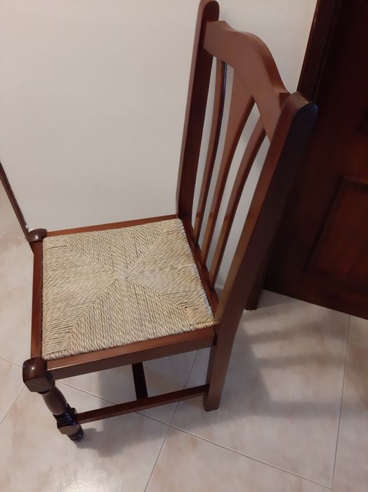 Cadeiras em mogno 60 € cada uma