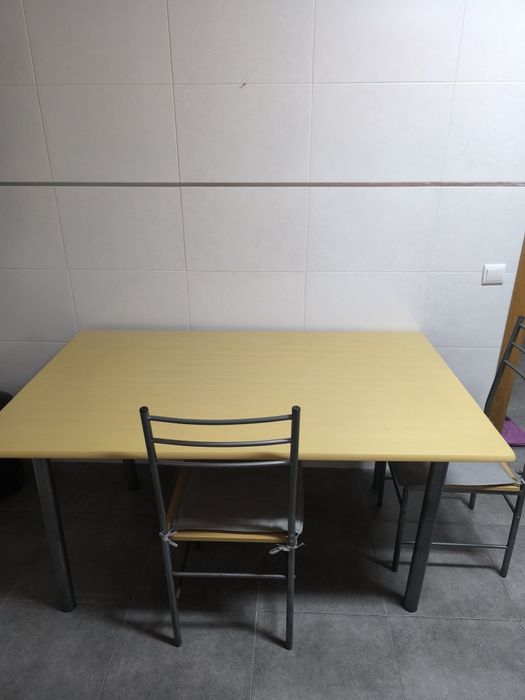 Mesa de cozinha e cadeiras