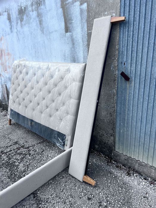 Cabeceira capitoné e estrutura cama