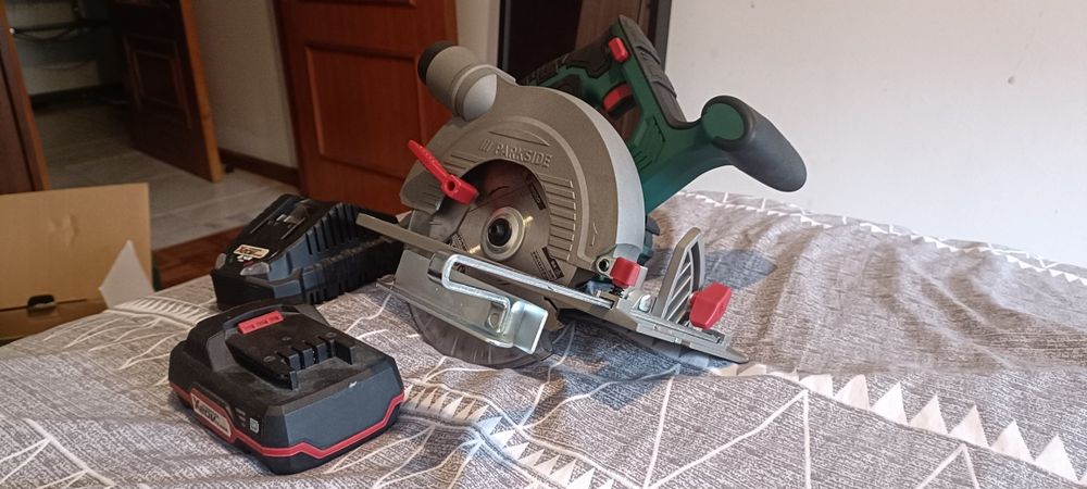 Serra circular com bateria e carregador