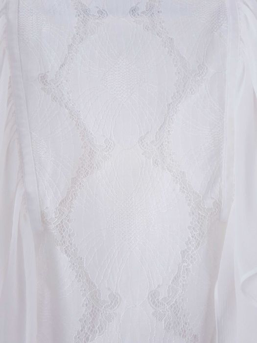 Blusa em renda branca da marca Massimo Dutti.