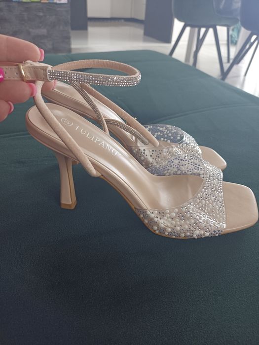 Nowe sandałki ze srebrnym zapięciem r.37