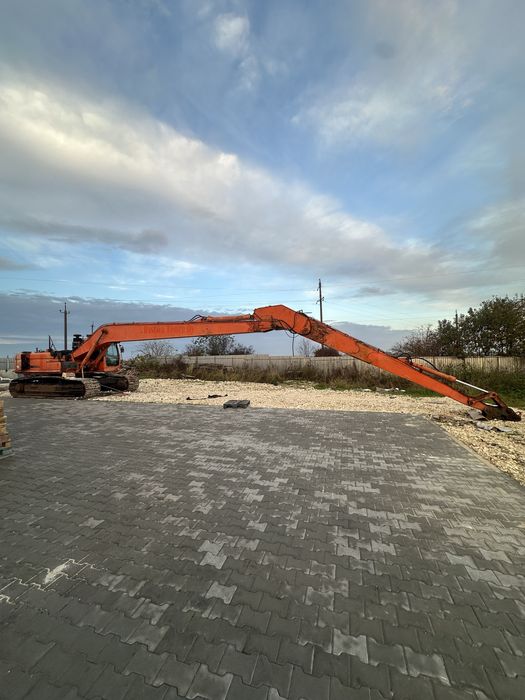 Екскаватор з довгою стрілою