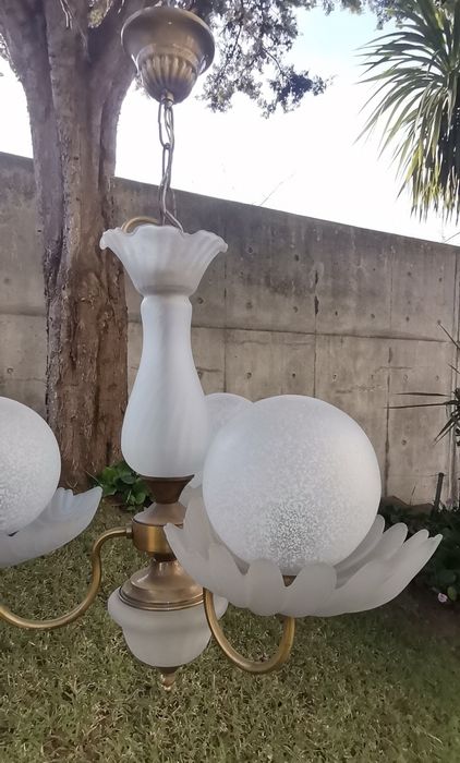 Belíssimo candeeiro aplicação ao teto, estrutura em latão e vidro em f