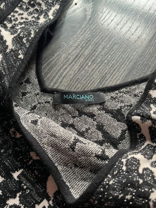Marciano by Guess sukienka obszyta brokatową nitką z głębokim dekoltem