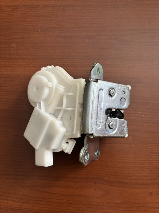 Замок кришки багажника Mitsubishi Outlander 3