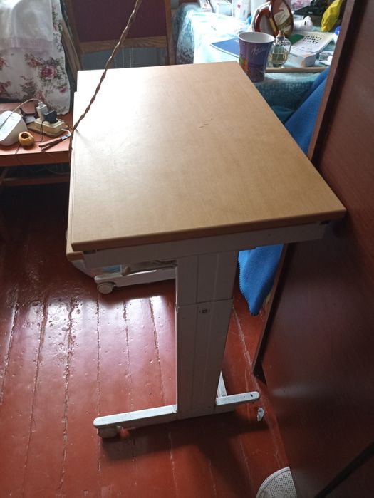 Стіл парта гарний