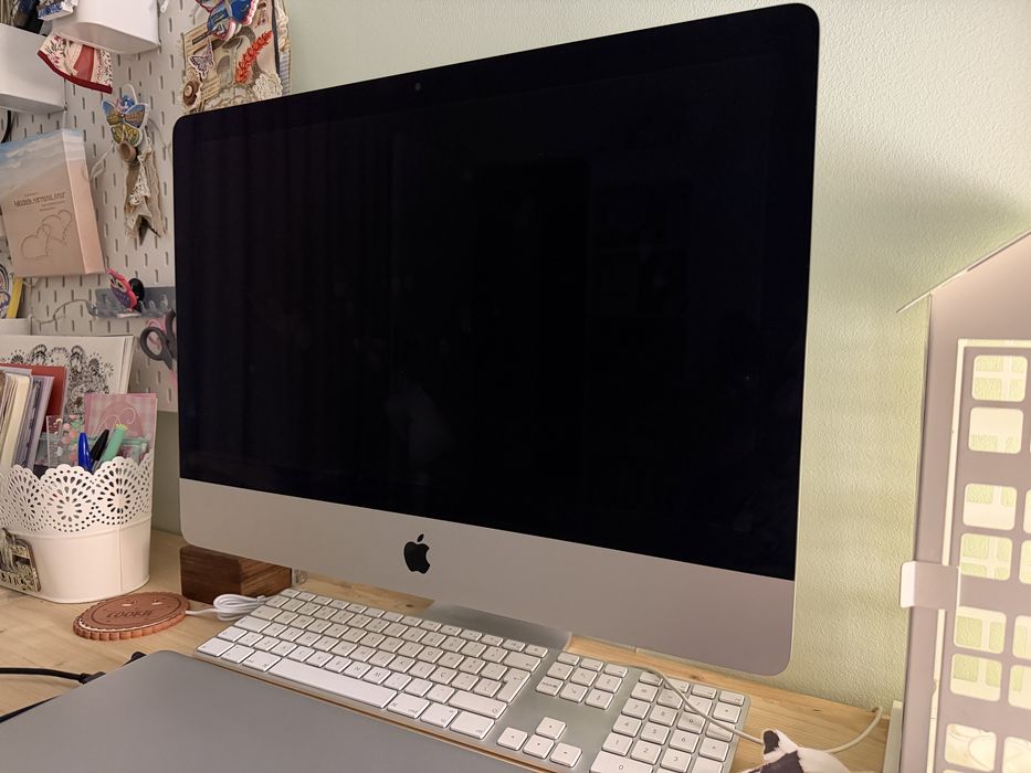 iMac 21.5" Late 2015 – Para Peças / Reparação (Avaria no Disco SSD)