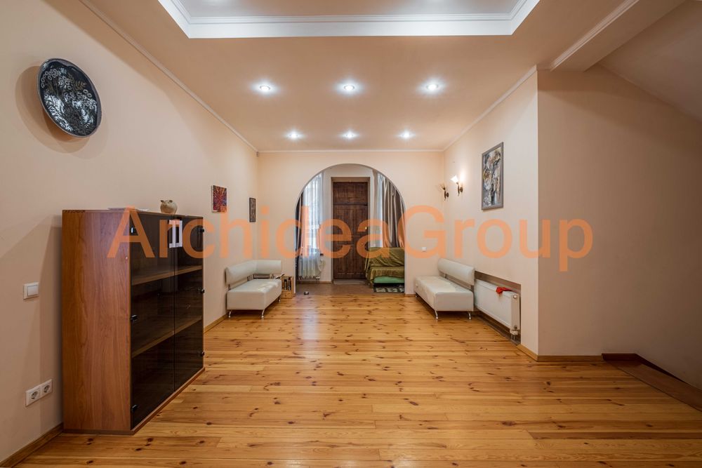 Продаж будинку у самому центрі на Печерську