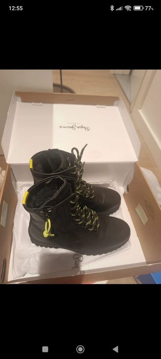 Bota meio cano preta com detalhe florescente Marca PEPE JEANS