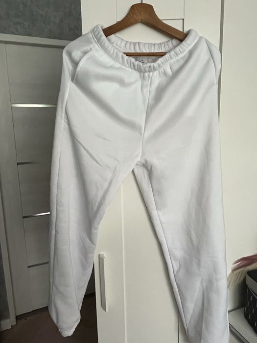 Białe spodnie dresowe