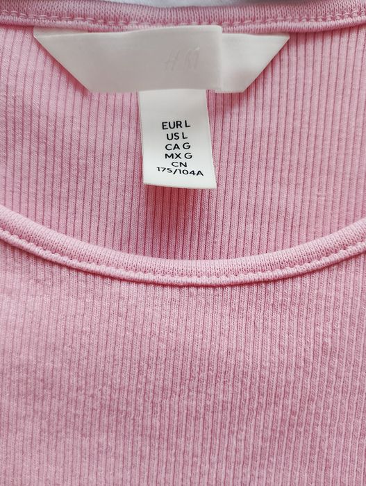 Różowy prążkowany top bawełniany h&m rozmiar L
Długość 59 cm
Szerokość