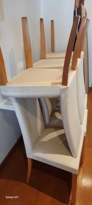 Mesa de jantar de madeira com 6 cadeiras