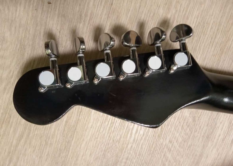 Электрогитара типа Stratocaster