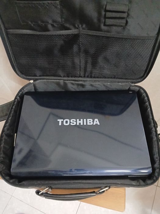 Portátil Toshiba + Carregador + Mala | A funcionar bem (Ligado à corrente)