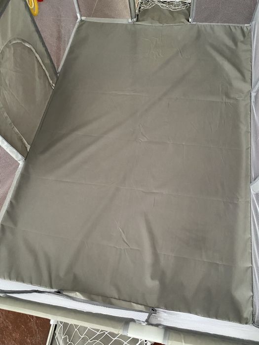 Parque infantil cinza