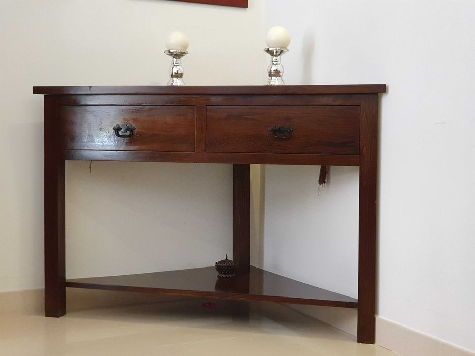 Mobilia em Castanho maciço