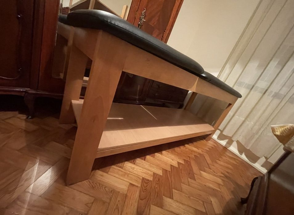 Mesa, 6 cadeiras e duas maquesa