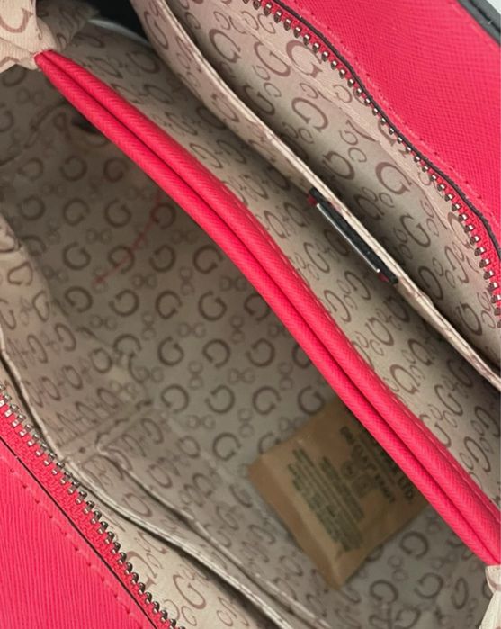 Mala rosa para usar a tiracolo ou na mao da Guess