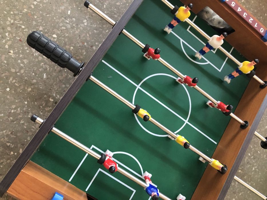 Piłkarzyki stołowe, gra dla dzieci.