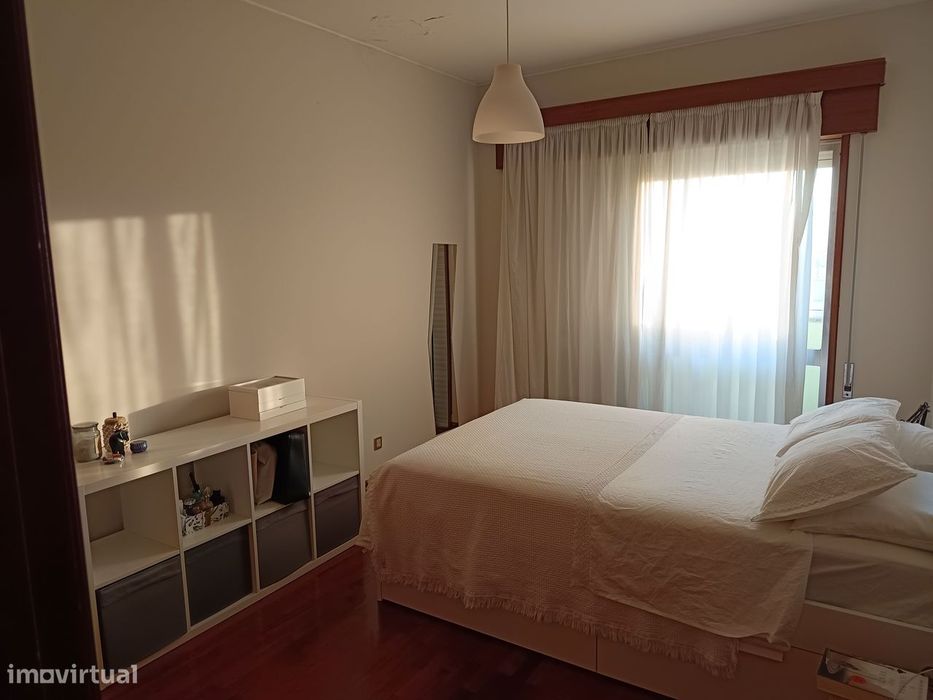 Apartamento T3 , na zona do Bonfim, com lugar de garagem e elevador.