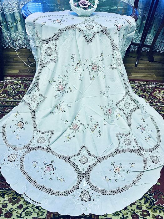 Скатертина з вишивкою