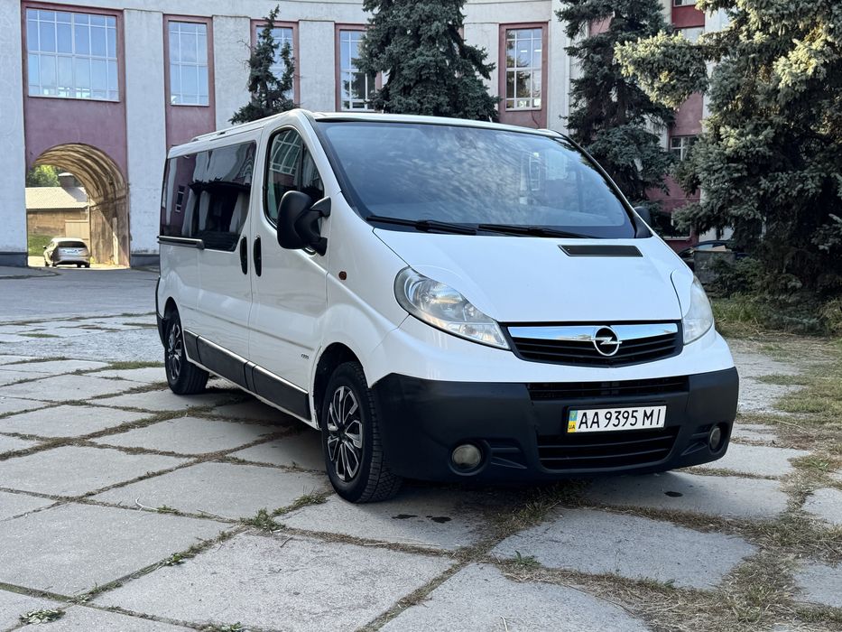 Opel Vivaro 2011 пасажир