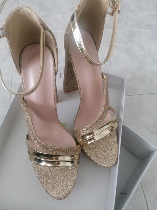 Sandália de plataforma douradas NOVAS