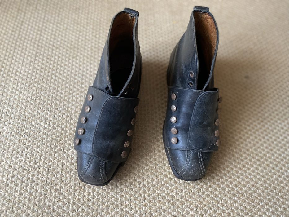 Botas, taco e bola de Hóquei anos 50