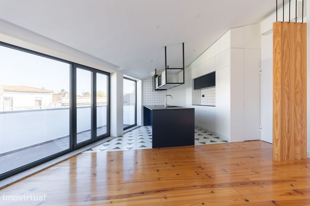 T2+1 moderno com varanda, elevador e ar condicionado