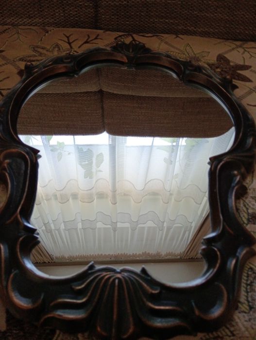 Дзеркало в рамці під старовину