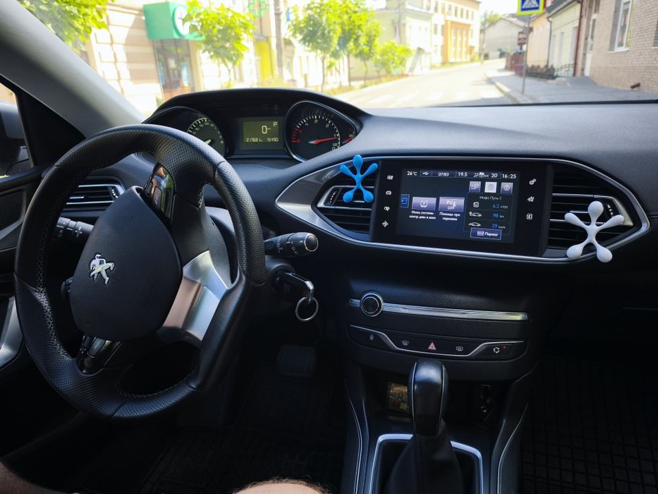 Peugeot 308 base 2015 року