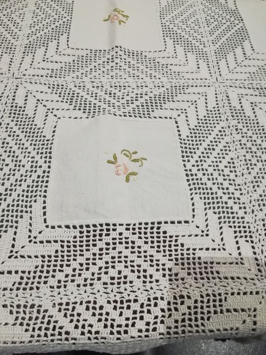 Centro  de mesa e costas de sofá em crochê