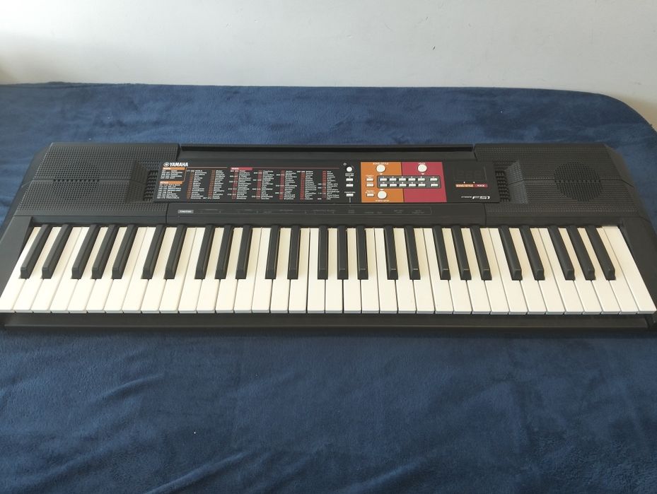 Teclado YAMAHA com adaptador incluso