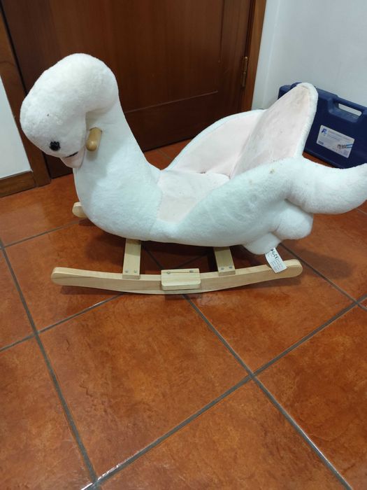 Baloiço de madeira em forma de cisne